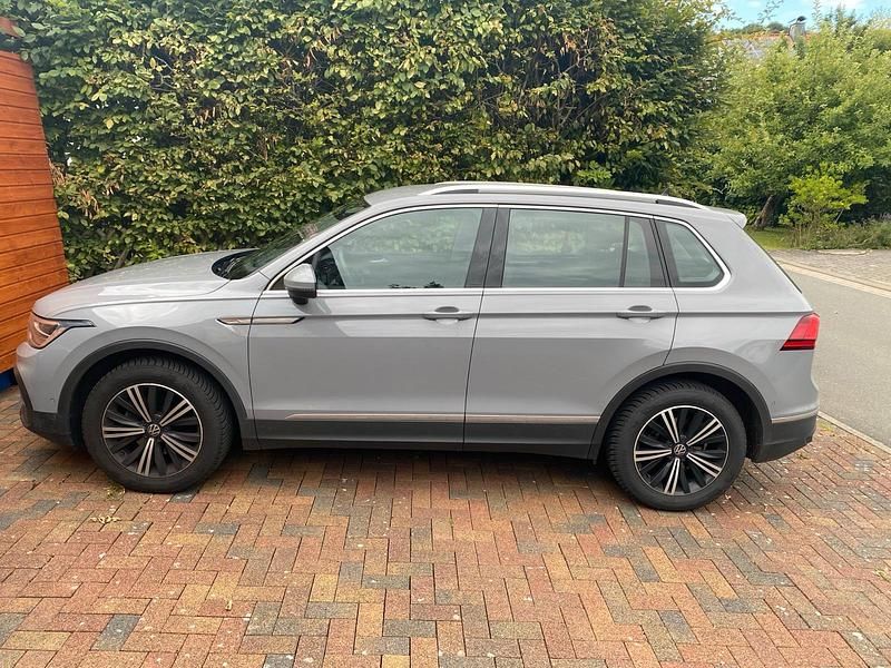 Grau Gebraucht 2020 VW Tiguan Life SUV | 22.000 € (Fairer Preis) - Bild 1/4