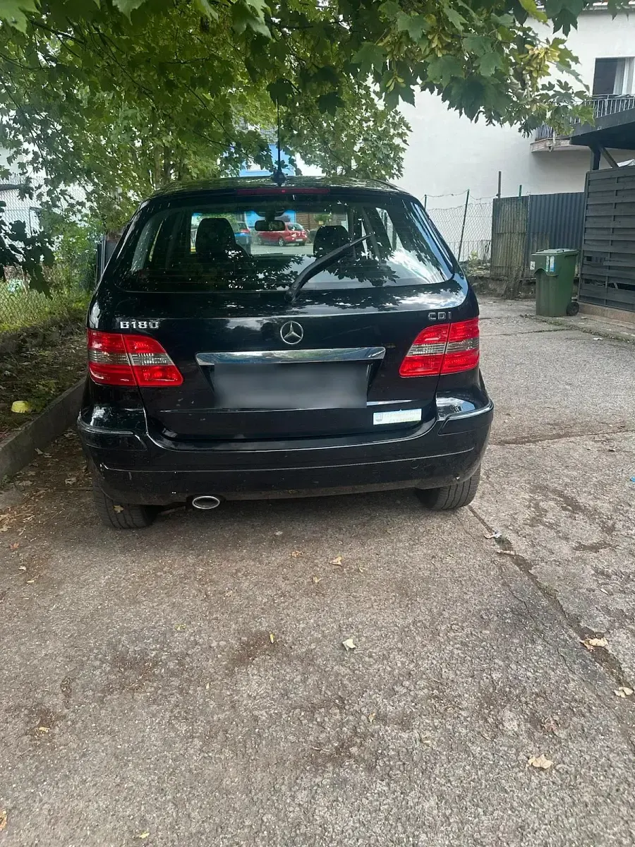 Gebraucht Mercedes B180 110 PS (80 kW) 2026 Schwarz Kleinwagen