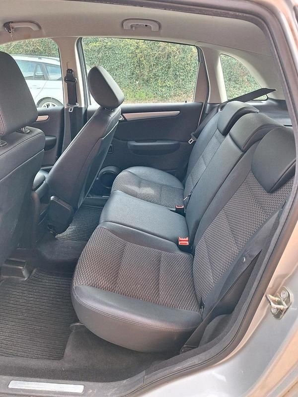Gebraucht Mercedes B180 116 PS (85 kW) 2010 Silber Van / Kleinbus