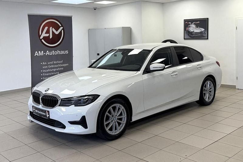 Weiß Gebraucht 2022 BMW 318 Advantage Limousine | 28.899 € (Guter Preis) - Bild 1/4