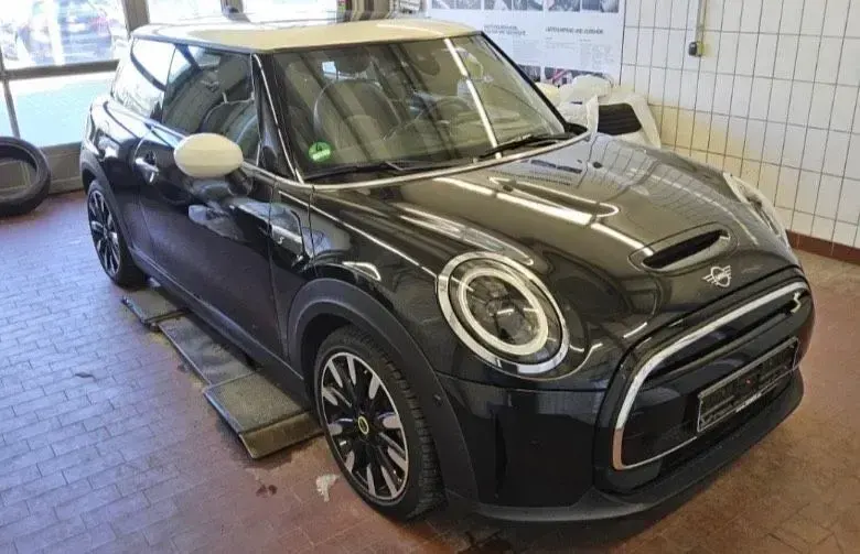 Gebraucht Mini Cooper SE 135 kW (184 PS) 2023 Schwarz Kleinwagen