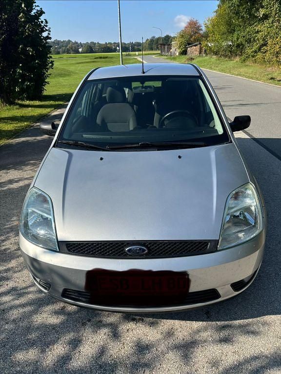 Silber Gebraucht 2002 Ford Fiesta Ambiente Kleinwagen | 2.500 € (Etwas zu teuer) - Bild 1/4