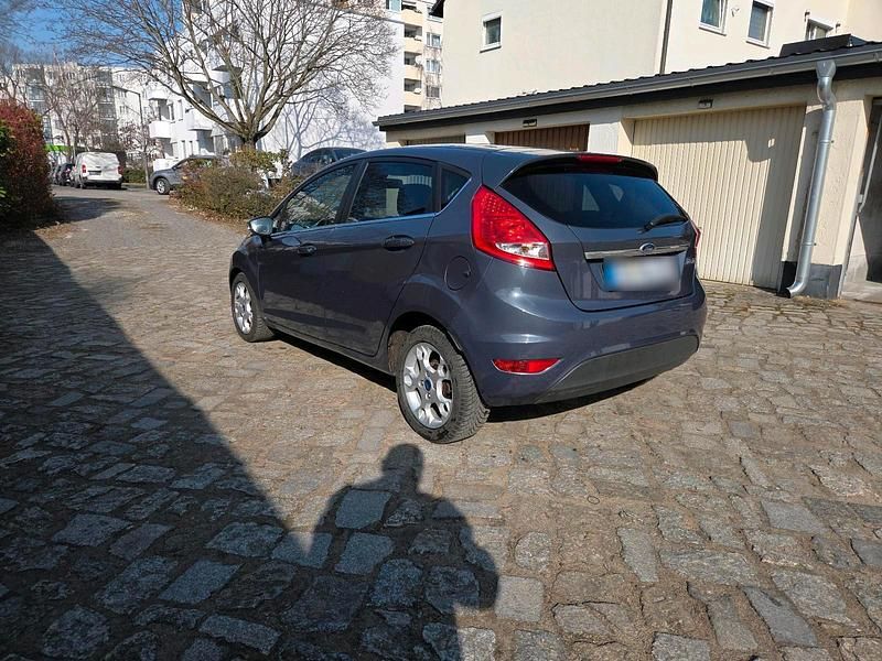 Gebraucht Ford Fiesta 95 PS (69 kW) 2012 Grau Kleinwagen