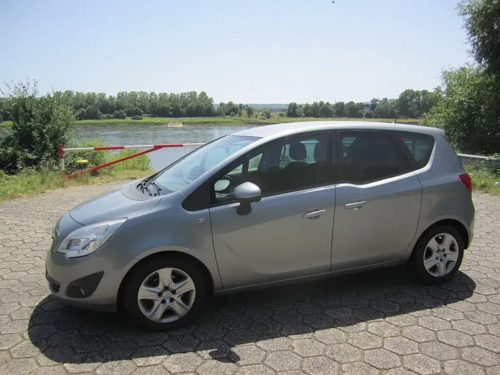 Gebraucht Opel Meriva Design Edition 120 PS (88 kW) 2011 Silber Van / Kleinbus