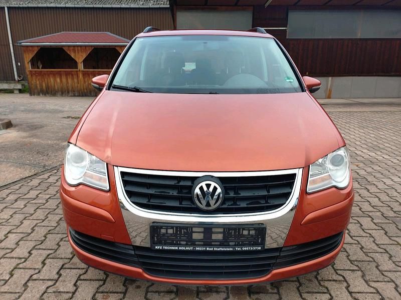 Rot Gebraucht 2009 VW Touran Van / Kleinbus | 4.999 € (Etwas zu teuer) - Bild 1/4