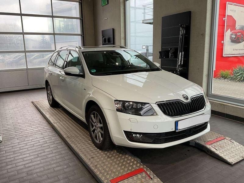Bila laser/laser white Gebraucht 2016 Skoda Octavia Joy Kombi | 15.447 € (Etwas zu teuer) - Bild 1/4