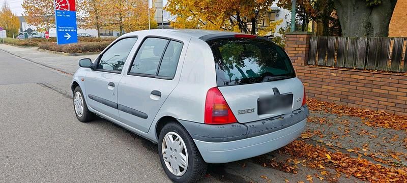 Silber Gebraucht 2000 Renault Clio II Kleinwagen | 2.800 € (Etwas zu teuer) - Bild 1/4