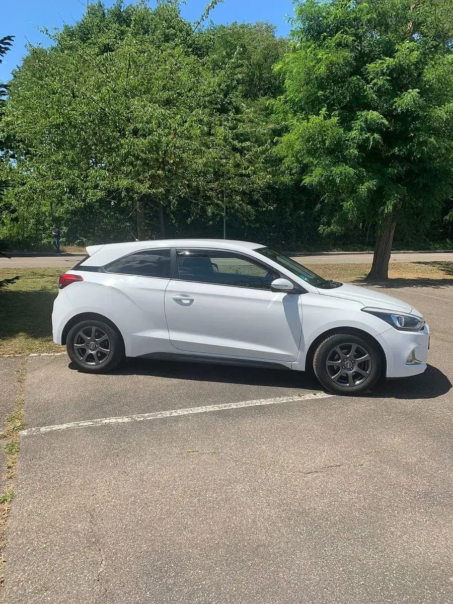 Gebraucht Hyundai i20 Trend 101 PS (74 kW) 2015 Weiß Coupé