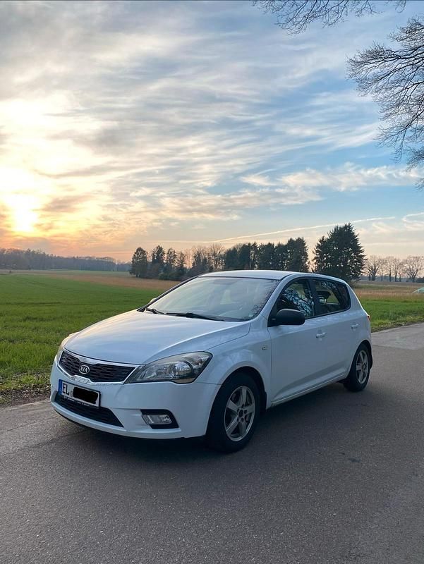 Gebraucht Kia Ceed 90 PS (66 kW) 2010 Weiß Kleinwagen