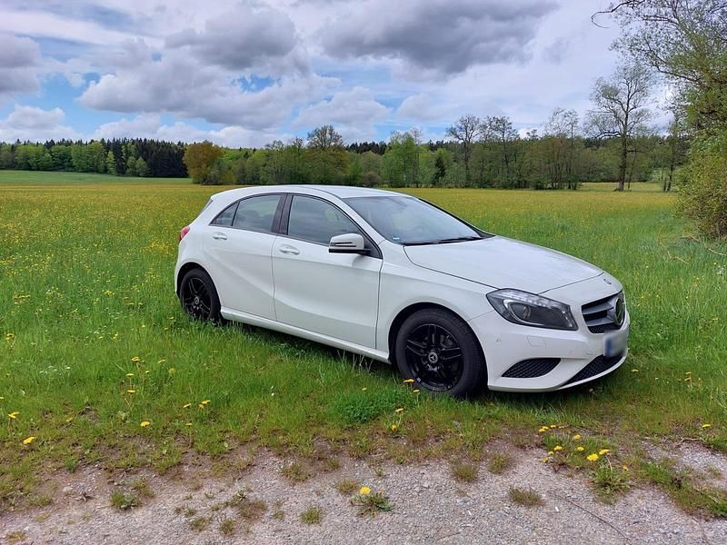 Gebraucht Mercedes A200 150 PS (110 kW) 2014 Weiß Kleinwagen