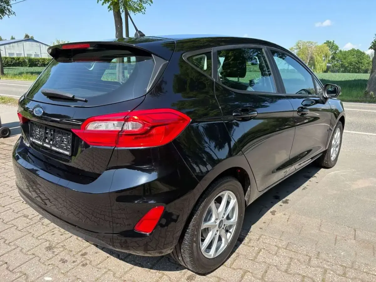 Gebraucht Ford Fiesta Trend 101 PS (74 kW) 2018 Iridiumschwarz metallic Limousine