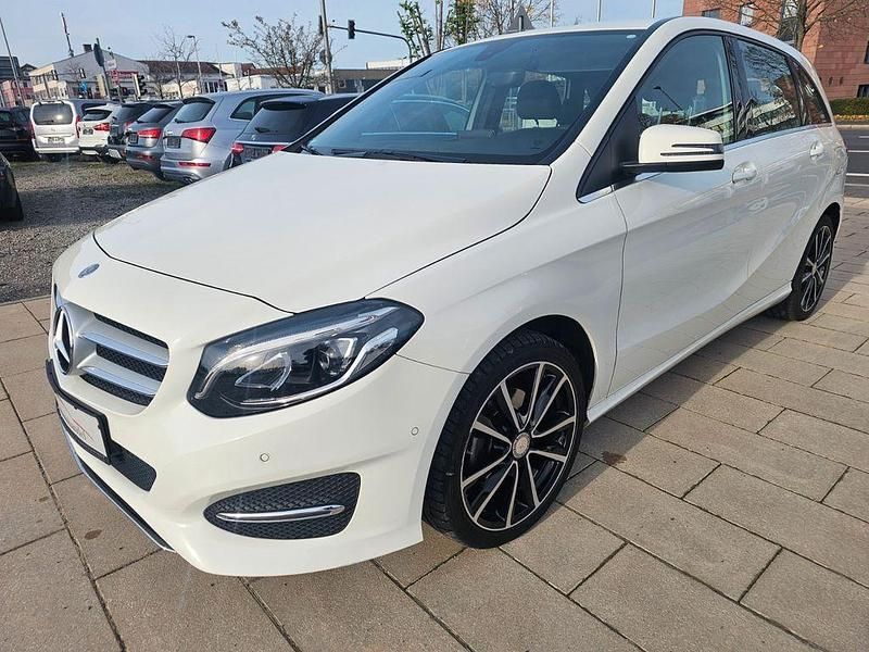 Weiß Gebraucht 2017 Mercedes 180 Limousine | 14.950 € (Guter Preis) - Bild 1/4