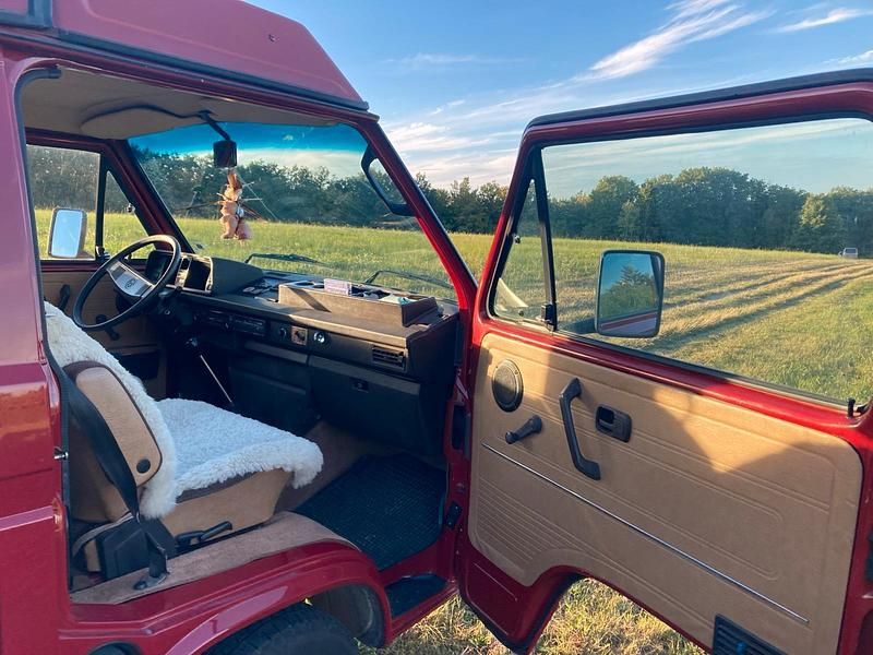 Second-hand VW Multivan 70 CP (51 kW) 1987 Roșu Monovolum