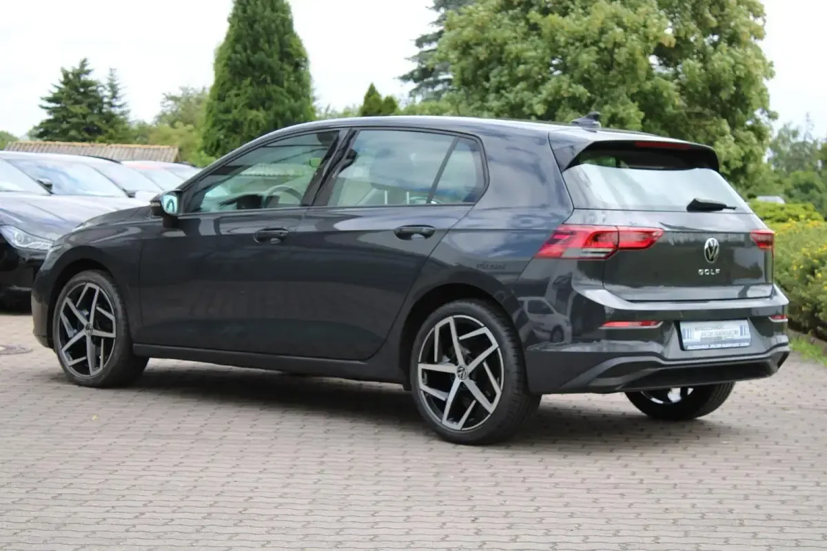 Gebraucht VW Golf VIII 131 PS (96 kW) 2020 Grau Limousine