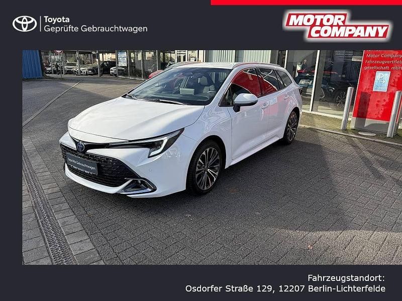 Schneeweiß Gebraucht 2024 Toyota Corolla Basis Kombi | 31.990 € (Etwas zu teuer) - Bild 1/4