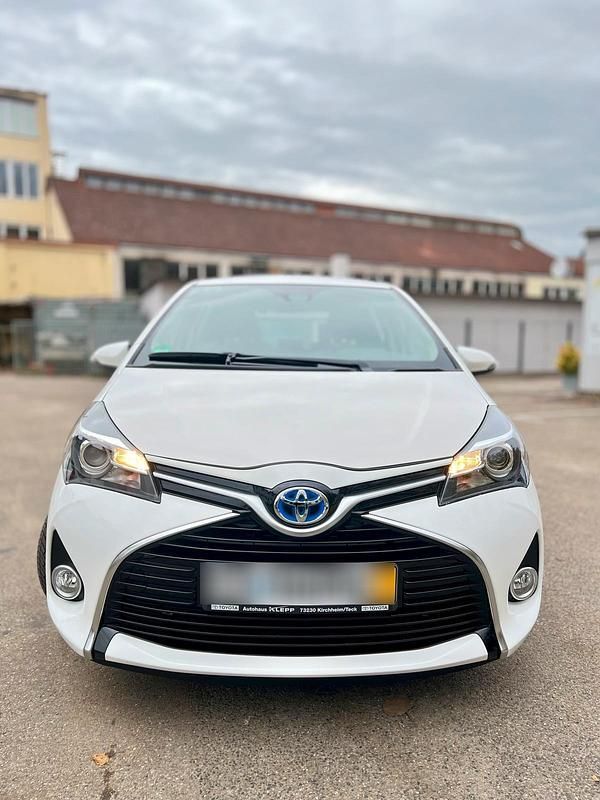 Gebraucht Toyota Yaris Hybrid 100 PS (73 kW) 2015 Weiß Kleinwagen