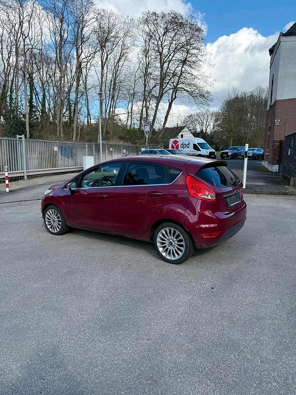 Gebraucht Ford Fiesta 82 PS (60 kW) 2011 Rot Kleinwagen