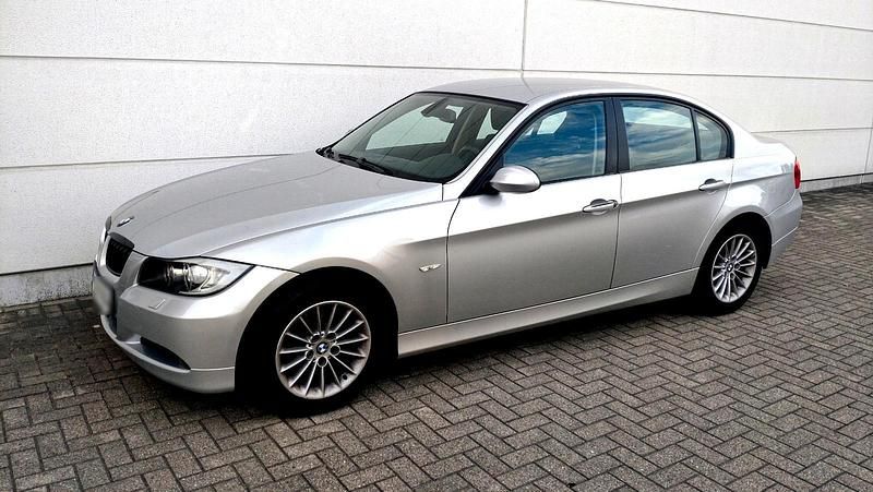 Gebraucht BMW 318 129 PS (94 kW) 2007 Silber Limousine