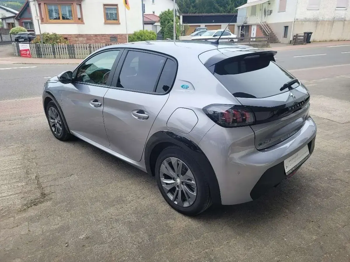 Gebraucht Peugeot e-208 Active 100 kW (136 PS) 2022 Lack grau artense Kleinwagen