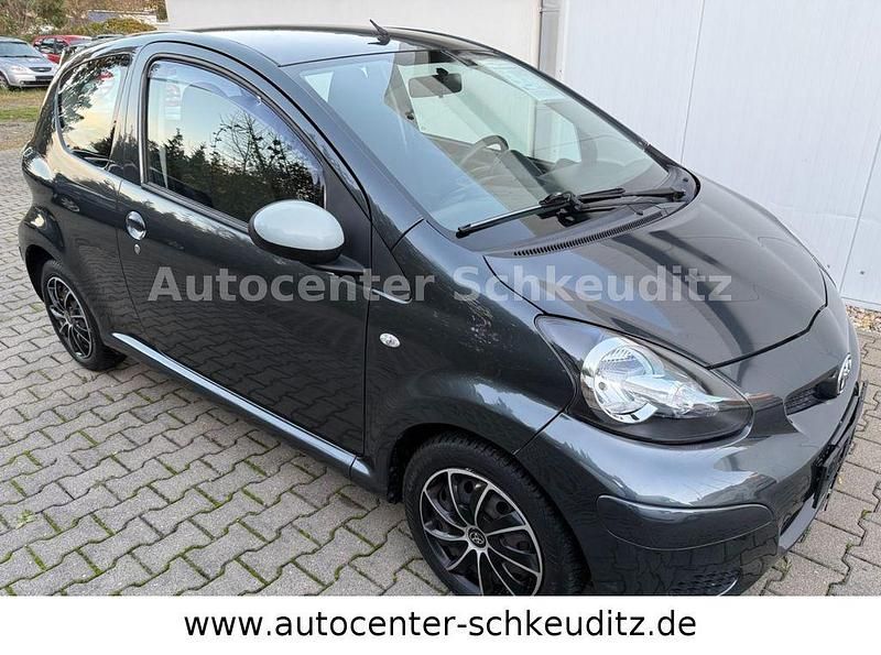 Grau Gebraucht 2010 Toyota Aygo Cool Kleinwagen | 3.691 € (Etwas zu teuer) - Bild 1/4