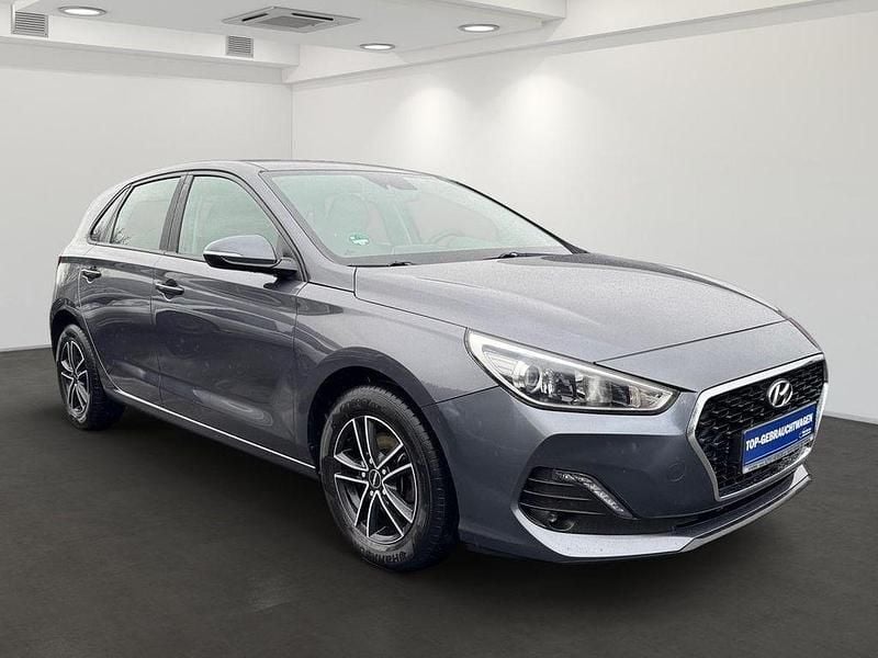 Gebraucht Hyundai i30 Select 99 PS (72 kW) 2018 Grau Limousine