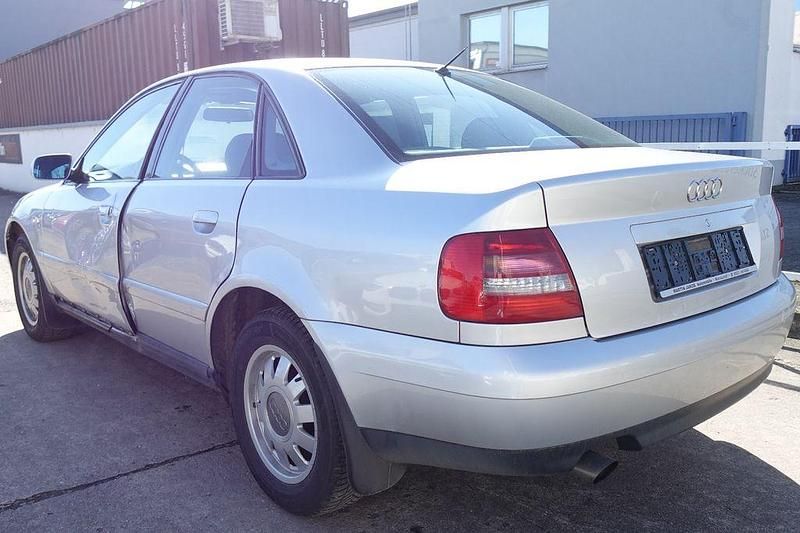 Gebraucht Audi A4 125 PS (91 kW) 2000 Silber Limousine