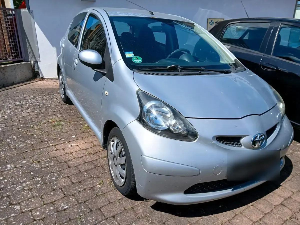 Gebraucht Toyota Aygo 69 PS (50 kW) 2007 Silber Kleinwagen