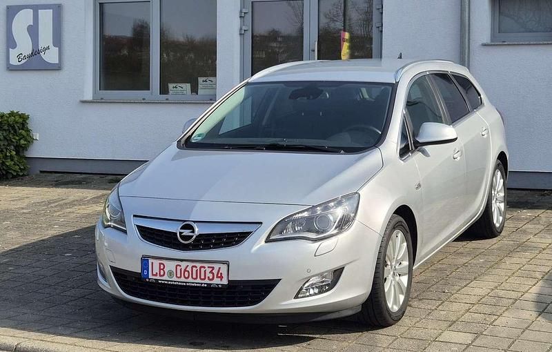 Gebraucht Opel Astra Innovation 160 PS (117 kW) 2011 Argon silber/ice silver (m2) Kombi