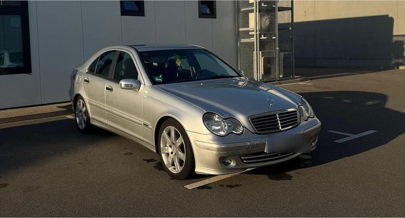 Silber Gebraucht 2004 Mercedes C220 Limousine | 3.875 € - Bild 1/4