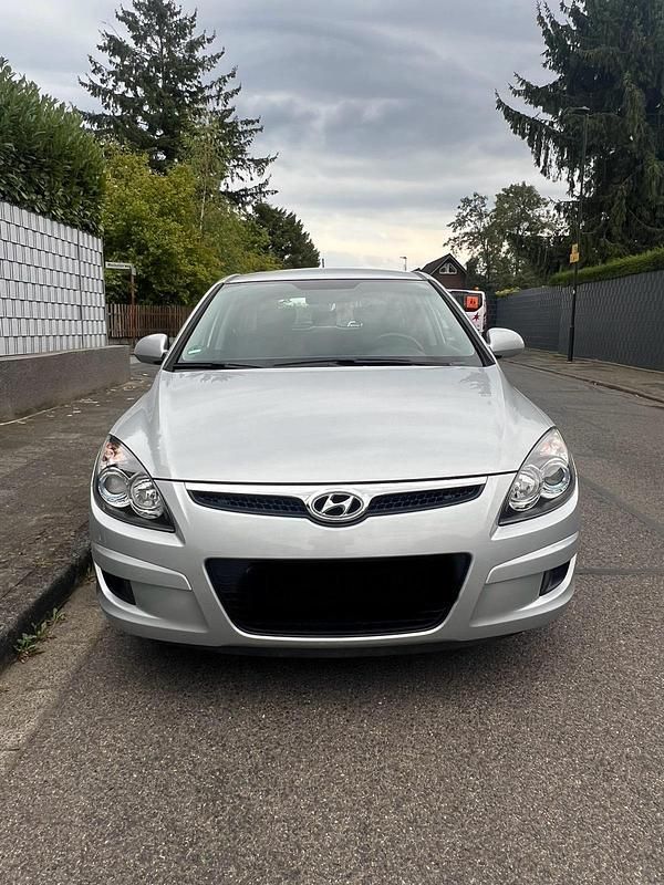 Silber Gebraucht 2009 Hyundai i30 Kleinwagen | 3.600 € (Fairer Preis) - Bild 1/4