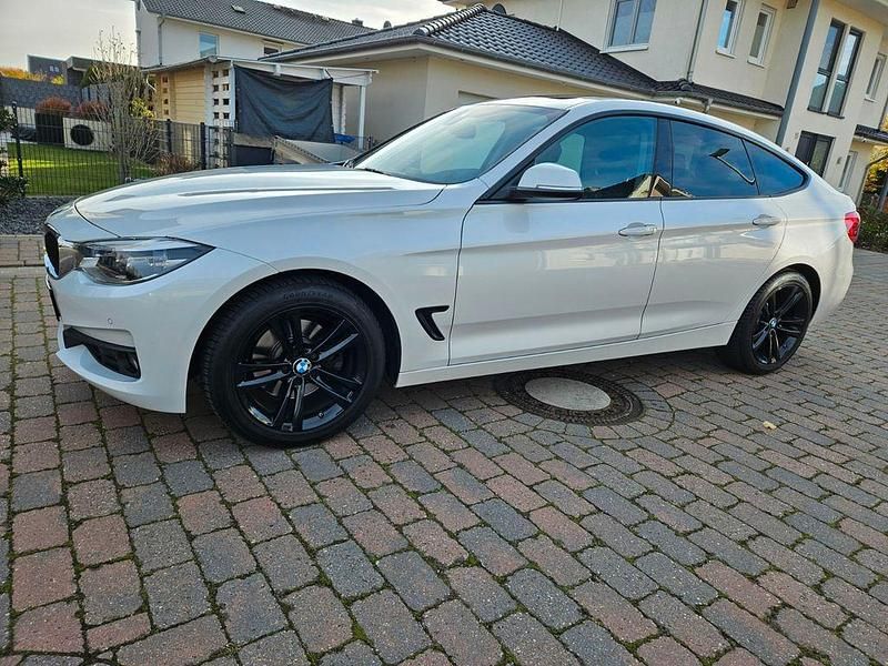 Weiß Gebraucht 2017 BMW 330 Gran Turismo Limousine | 21.999 € (Fairer Preis) - Bild 1/4