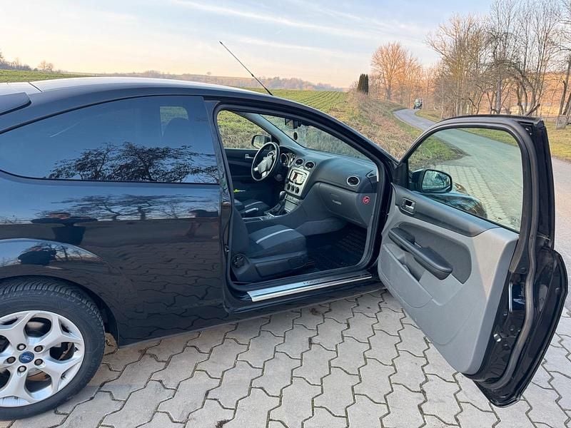 Gebraucht Ford Focus 100 PS (73 kW) 2010 Schwarz Coupé