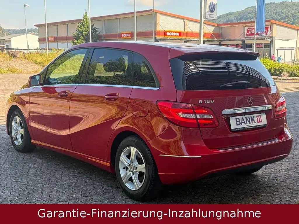 Gebraucht Mercedes B180 122 PS (89 kW) 2013 Rot Kleinwagen