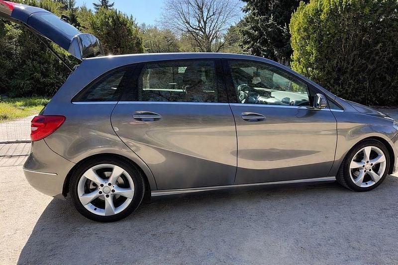 Gebraucht Mercedes B180 122 PS (89 kW) 2012 Grau Van / Kleinbus