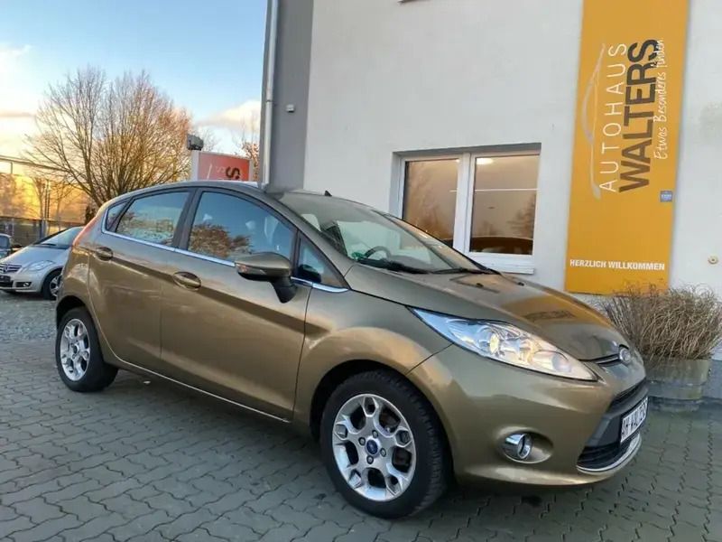 Braun Gebraucht 2012 Ford Fiesta Titanium Kleinwagen | 9.450 € (Teuer) - Bild 1/4