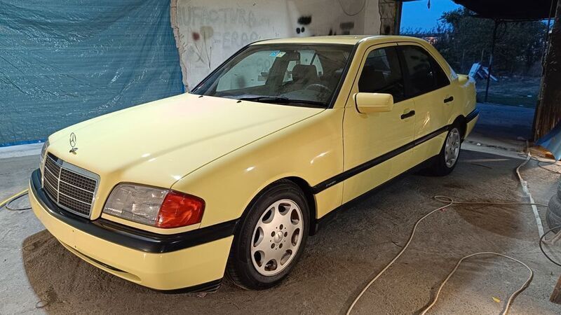 Gelb Gebraucht 1993 Mercedes C200 Limousine | 11.111 € - Bild 1/4