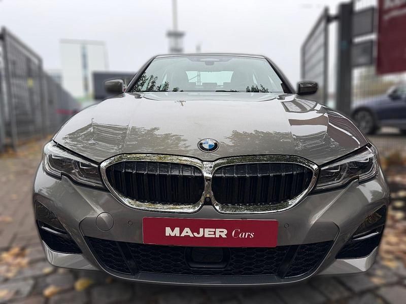 Grau metallic Gebraucht 2020 BMW 330e M Sport | 35.310 € (Etwas zu teuer) - Bild 1/4