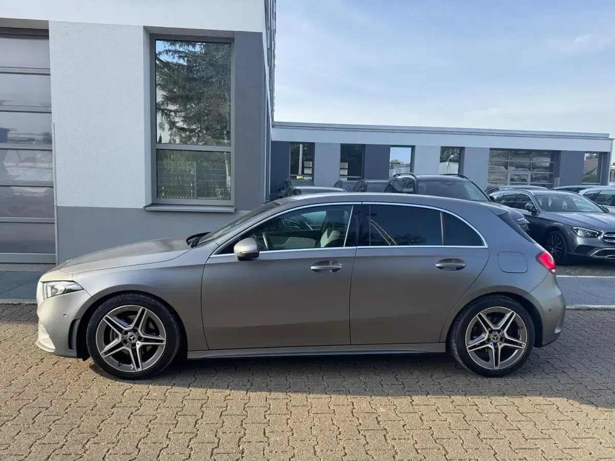 Gebraucht Mercedes A200 AMG line Plus 163 PS (119 kW) 2019 Grau Limousine