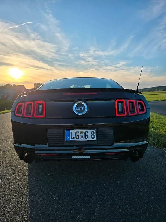 Second-hand Ford Mustang GT 426 CP (313 kW) 2012 Negru