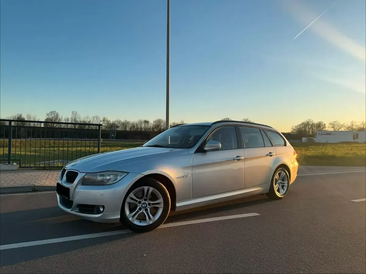 Gebraucht BMW 318 143 PS (105 kW) 2011 Silber Kombi