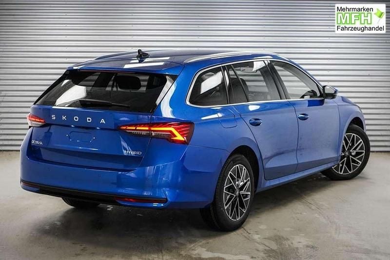 Neu Skoda Octavia Selection 150 PS (110 kW) 2025 Race blue metallic (8x) Kombi