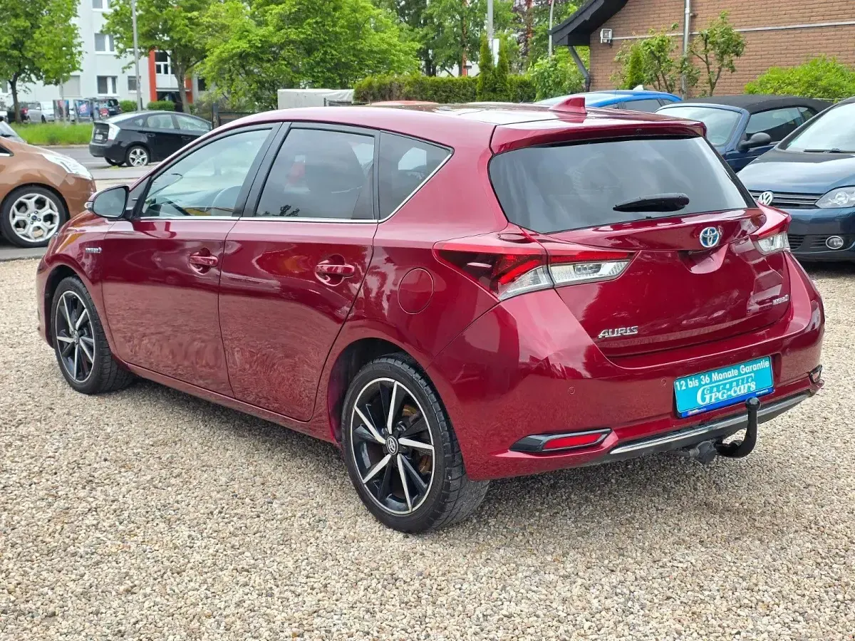 Gebraucht Toyota Auris Hybrid 136 PS (100 kW) 2018 Rot Limousine