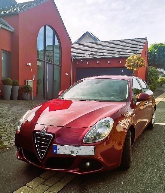 Rot Gebraucht 2011 Alfa Romeo Giulietta Super Kleinwagen | 5.890 € (Fairer Preis) - Bild 1/4