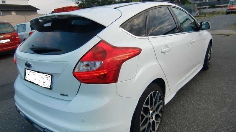 Weiß Gebraucht 2014 Ford Focus Sport Limousine | 4.150 € (Superpreis) - Bild 1/4