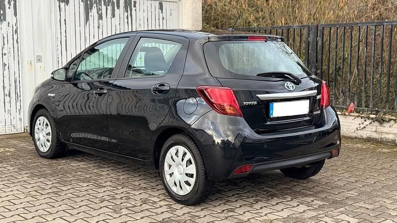Gebraucht Toyota Yaris Hybrid 100 PS (73 kW) 2016 Schwarz Kleinwagen