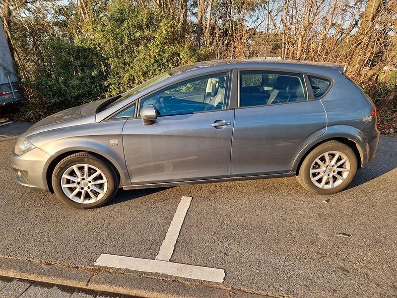 Grau Gebraucht 2012 Seat Leon Ecomotive Limousine | 3.900 € (Guter Preis) - Bild 1/4