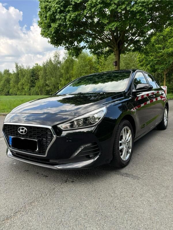 Schwarz Gebraucht 2020 Hyundai i30 Limousine | 11.050 € (Superpreis) - Bild 1/4