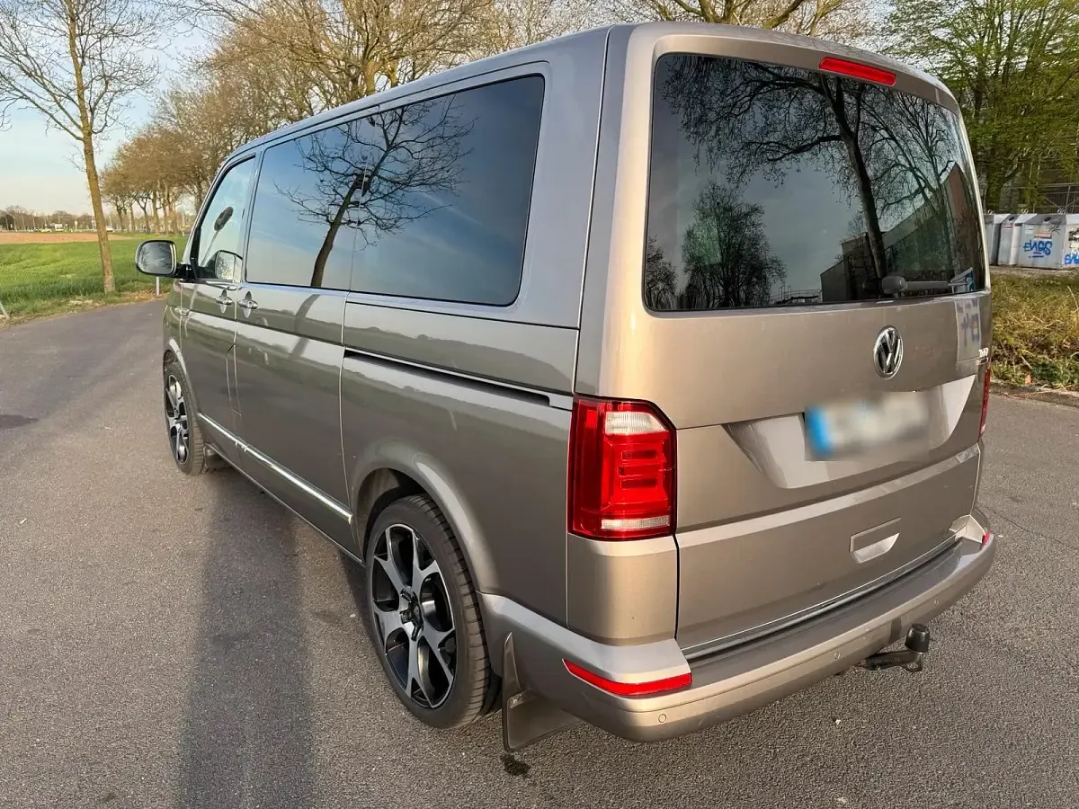 Usata VW Multivan Highline 204 CV (150 kW) 2017 Andere farben Monovolume