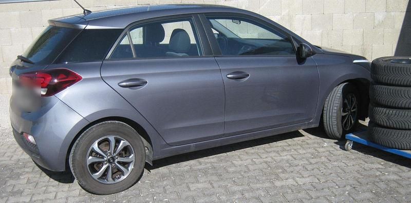 Gebraucht Hyundai i20 Active 101 PS (74 kW) 2019 Grau Kleinwagen