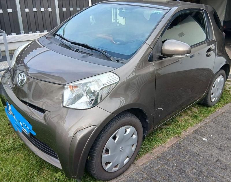 Braun Gebraucht 2011 Toyota iQ Kleinwagen | 3.899 € (Guter Preis) - Bild 1/4